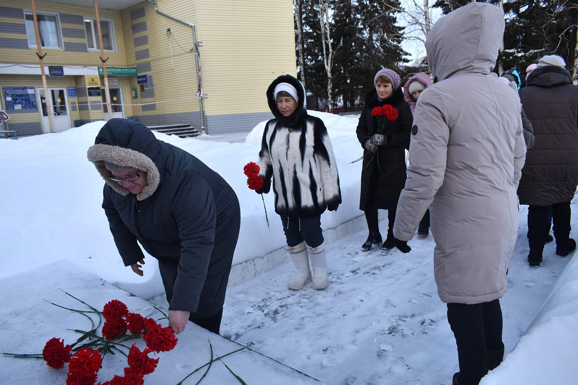 Возложение цветов в с. Нялинское